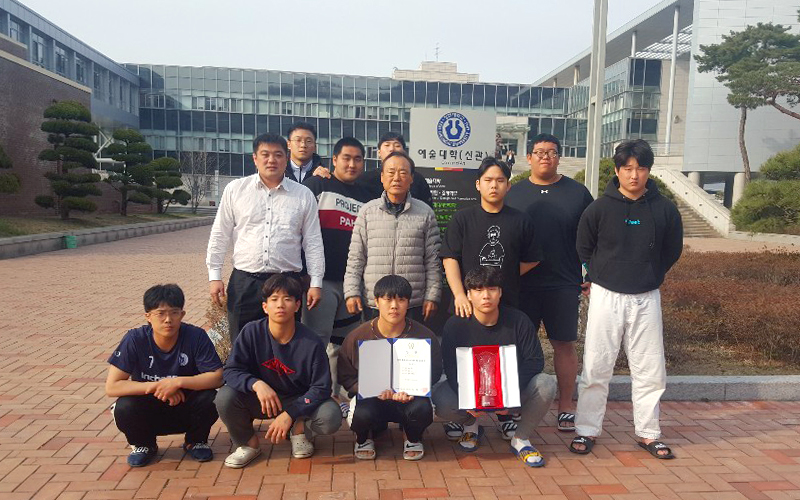 청주대학교 유도부가 2019년 춘계전국대학유도연맹전에서 준우승을 차지한 후 기념촬영을 하고 있다.