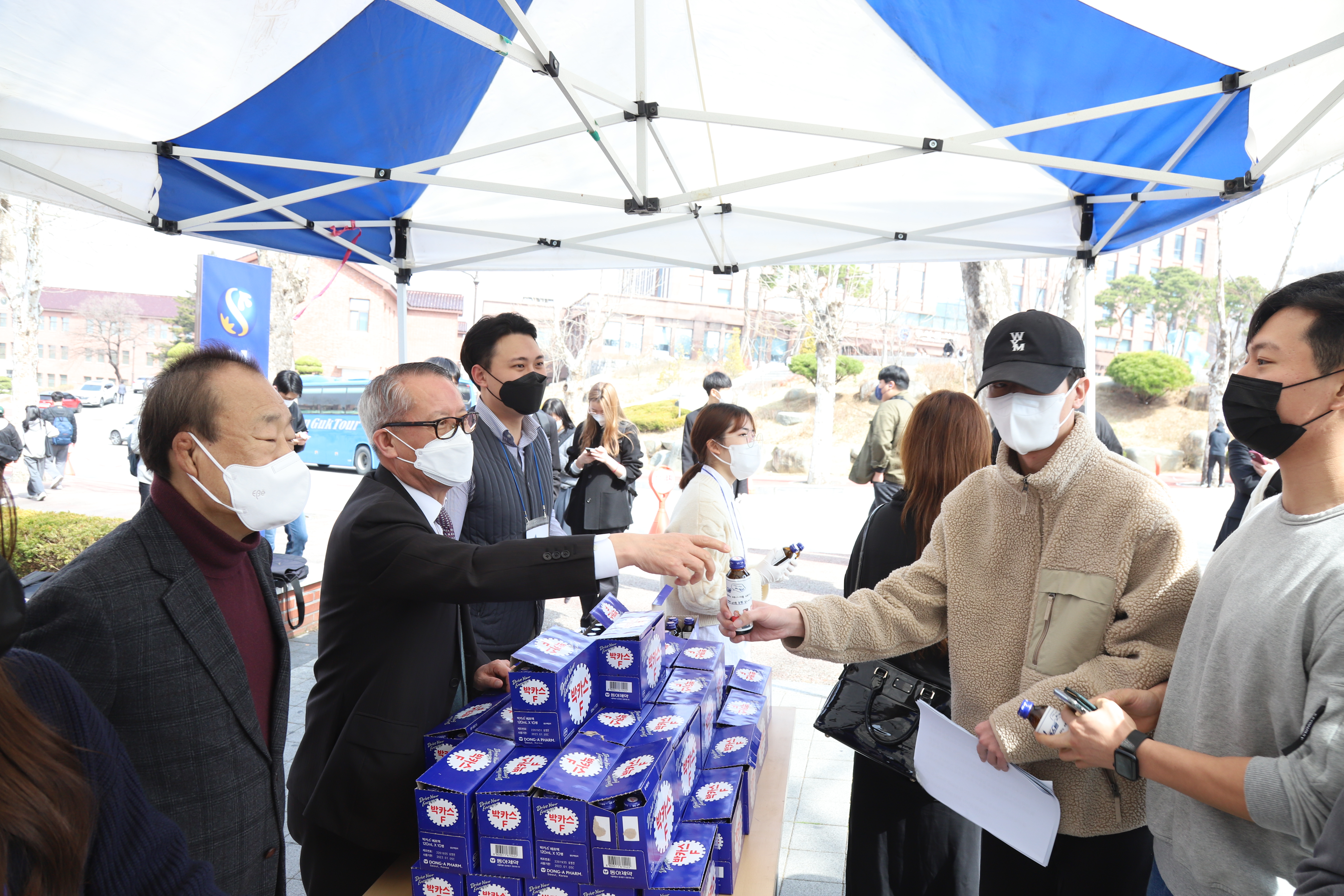 차천수 총장이 16일 오전 대학 중앙도서관 앞에서 코로나로 인해 힘든 시기를 보낸 학생들을 응원하는 캠페인에 참여해 피로회복 음료와 경품을 나눠주고 있다.