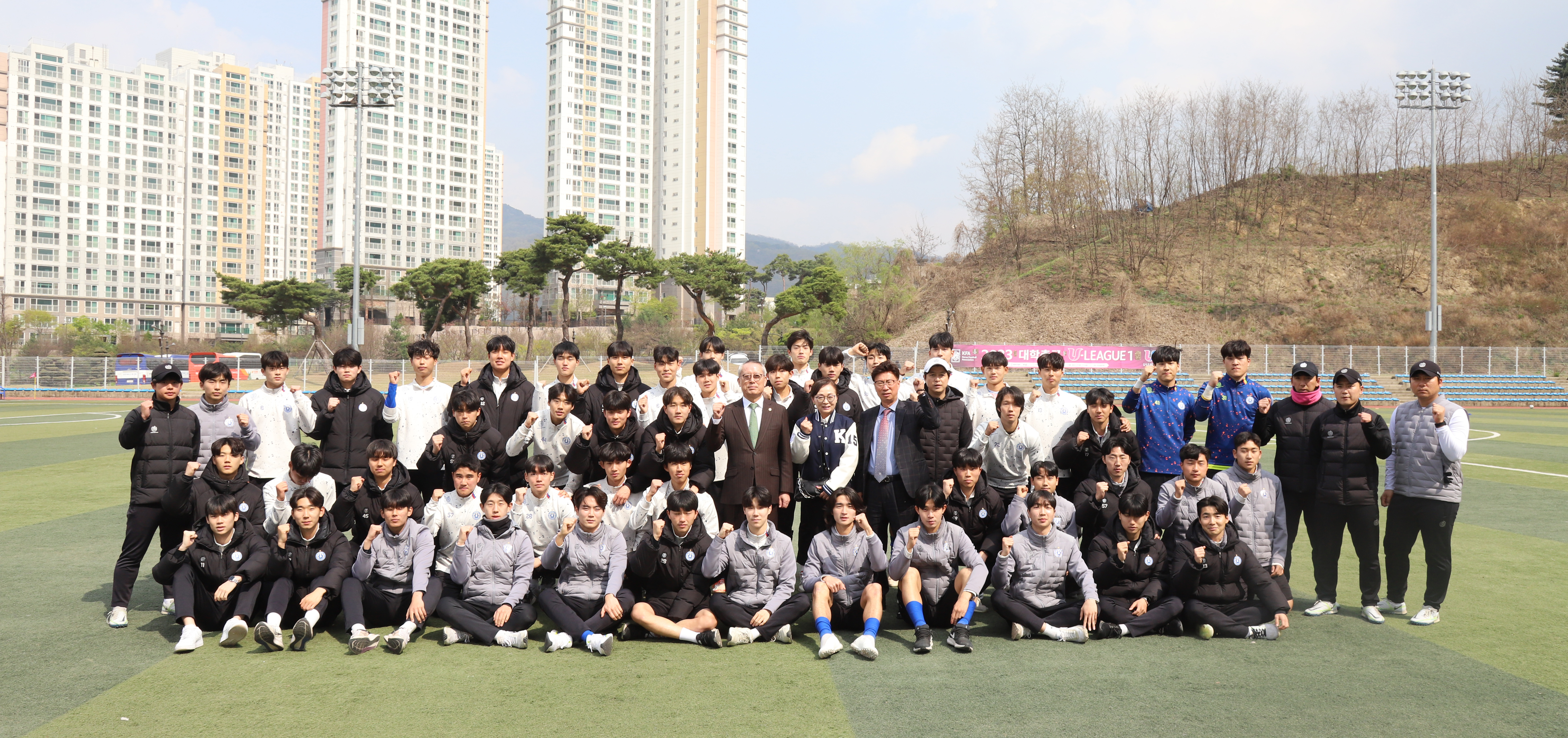 차천수 총장이 7일 오후 청주대학교 축구 전용구장에서 열린 ‘2023 대학축구 U-리그’ 1권역 4차전 경기에 앞서 선수단을 격려하고 있다. 청주대 축구부는 이날 대회에서 고려대를 만나 이원준의 결승 헤더골로 1대0 승리했다.