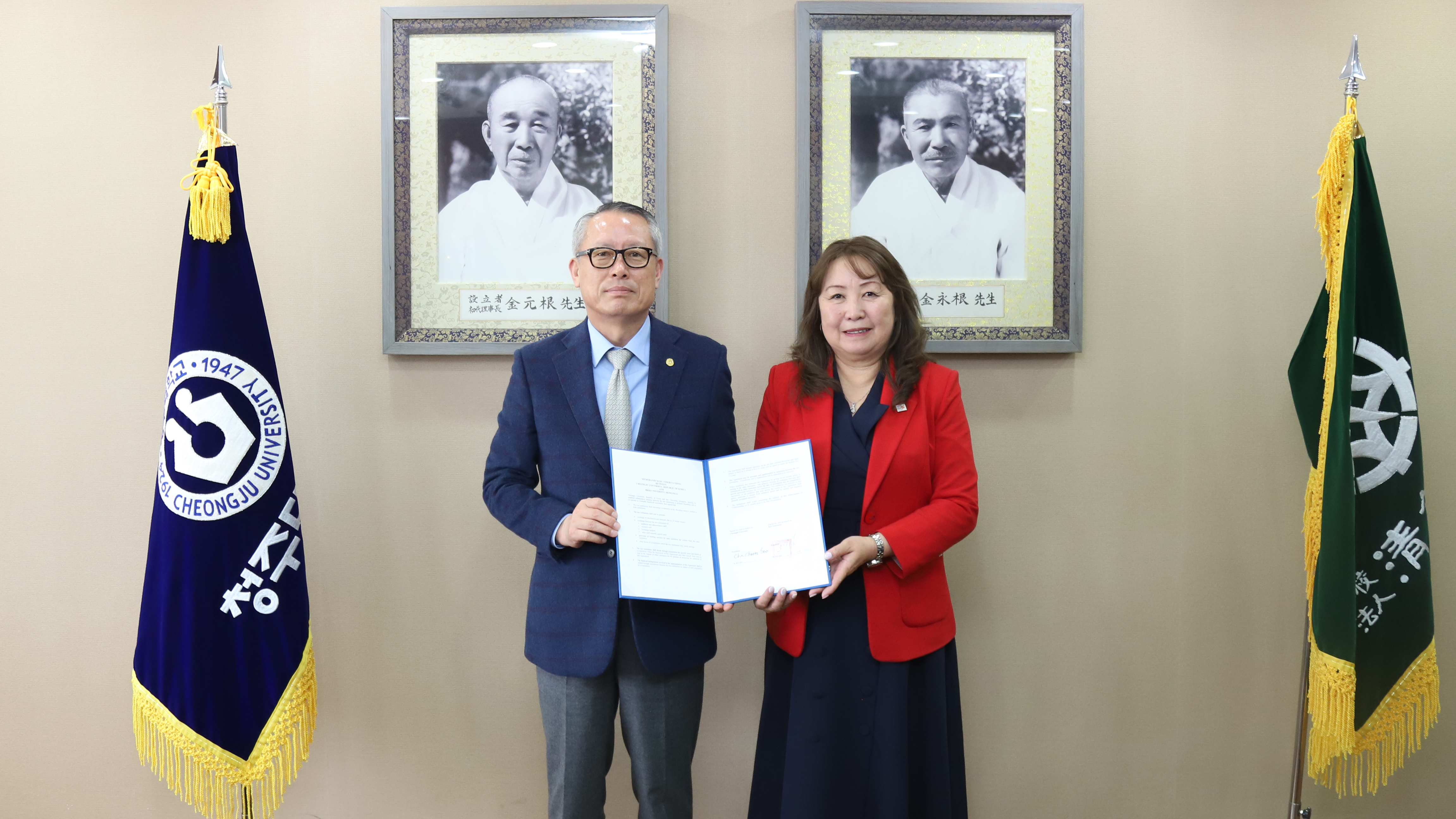 차천수 청주대학교 총장과 자미얀수렌 부르마 몽골 이더대학교 부총장이 협약서에 서명한 후 기념촬영을 하고 있다.